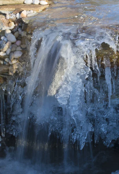 Маленький Водопад Покрыт Льдом Продолжает Течь — стоковое фото