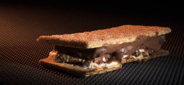 Turuncu parlayan bir kamp ateşi taze smore