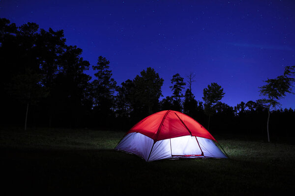Кемпинг с освещенной палаткой со звездами
