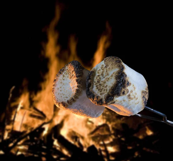 Två Marshmallows Grillas Över Lägereld För Att Göra Smores — Stockfoto