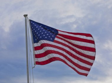 Kutup ışık bulutlar ve gökyüzü arkasında Amerikan bayrağı
