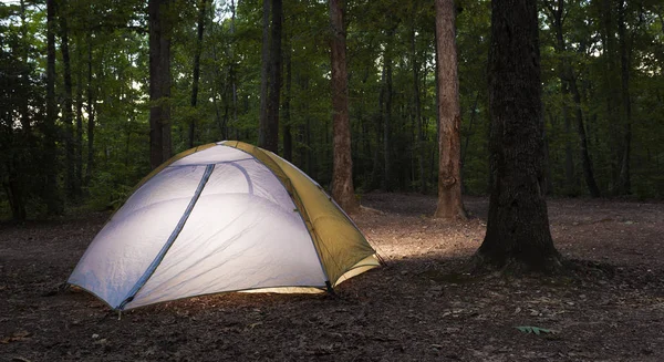 Tenda Nylon Una Foresta Buia Che Una Luce All Interno — Foto Stock