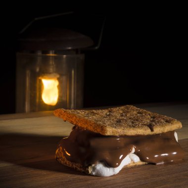 Kamp fener bir masada çikolata sızmaya ile Smore