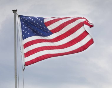 Amerikan bayrağı bir esinti ile hafif bulutların arkasına taşıma