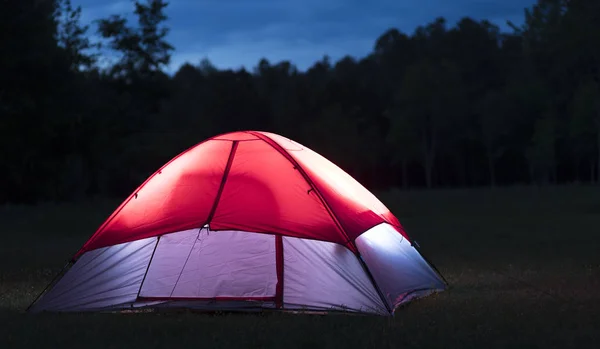 Upplysta Röda Och Vita Nylon Camping Tält Efter Solen Har — Stockfoto