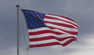 Bayrak bulutların arkasına rüzgarla hareket Amerika Birleşik Devletleri