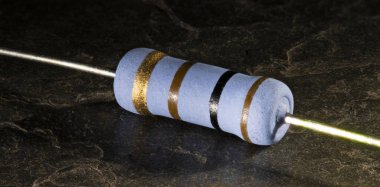 Bir karanlık kutu üzerindeki 100 ohm direnç