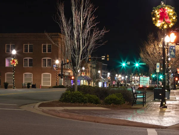 Gece şehir Raeford Kuzey Carolina Noel süslemeleri ile