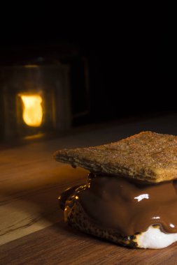 Smore bir kamp fener ile ahşap bir masa üzerinde