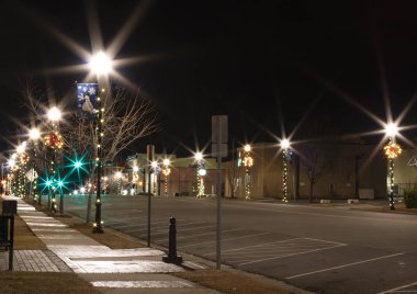 Main Street Raeford Kuzey Carolina tatil için dekore edilmiştir.
