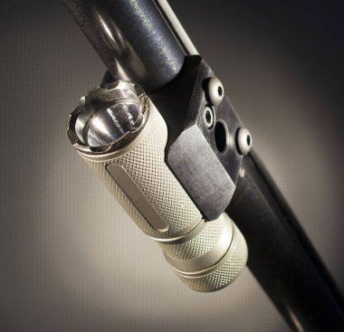 Bir av tüfeği varil altında monte Weaponlight 