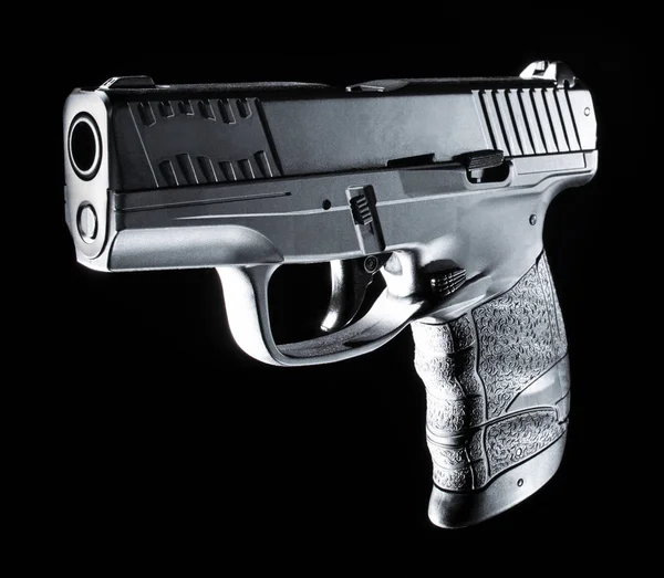 Pistola semiautomática sobre fondo negro — Foto de Stock