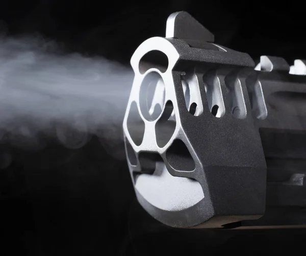 Smoke flowing from a gun barrel — Stock Photo, Image