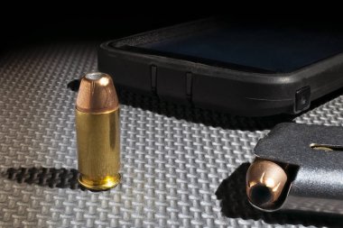 Şarjörü ve akıllı telefonu olan cephane.