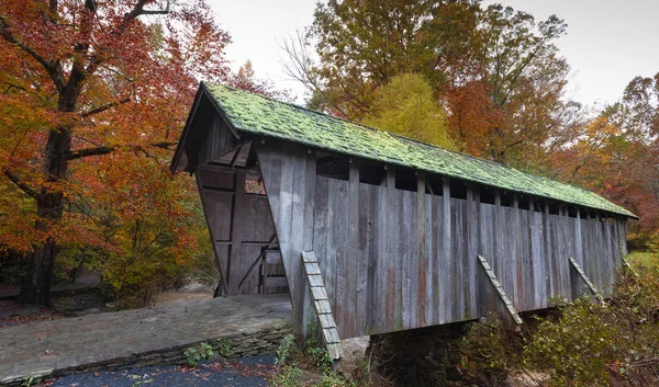 Kryty most na jesieni — Zdjęcie stockowe