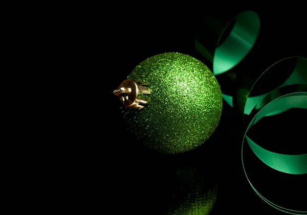 Funkelnder grüner Weihnachtsschmuck — Stockfoto