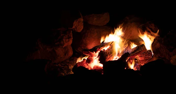 Κατασκήνωση Νύχτα Καίγεται Και Περιβάλλεται Από Βράχους — Φωτογραφία Αρχείου