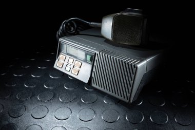 VHF alıcısı genellikle kolluk kuvvetleri tarafından kullanılır ve üzerinde bir mikrofon bulunan ilk müdahale ekipleri.