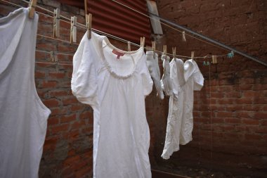 Beyaz Gömlek Çizgide Asılı