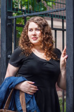 Artı parktaki cüsseli kız. 