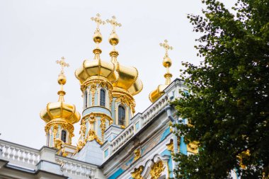 Sarı kubbeli bir katedral..