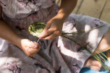 Bahçede dinlenen genç bir kadın. 