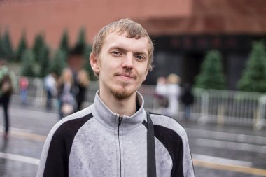 Sakallı bir gencin portresi.