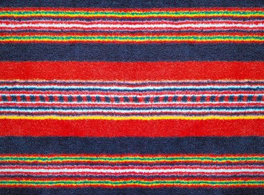 Çok renkli halı dokusunun, arka planının ve duvar kağıdının yakın plan görüntüsü. Mobilyaların çok renkli kumaş döşemesi dokusu. Yüksek kaliteli makro fotoğrafçılık.