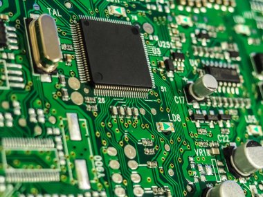 Elektronik devre kartı PCB 'nin bileşenleri: mikroçip, işlemci, entegre devreler, kapasitörler, dirençler ve elektronik bağlantılar. Yüksek kaliteli makro fotoğrafçılık.