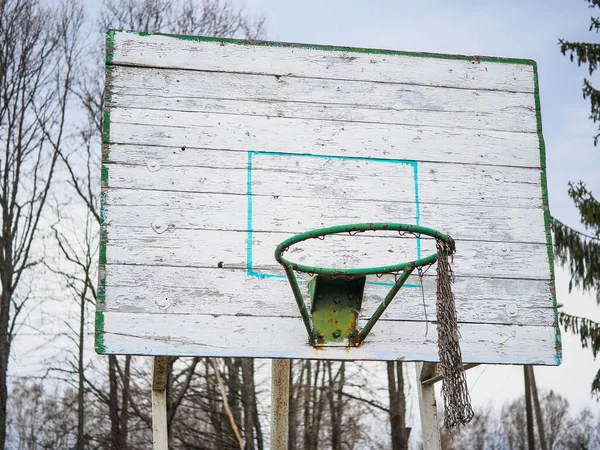 Eski Kırık Zarar Görmüş Arka Tahtası Çizilmiş Örgüsü Yırtılmış Basketbol — Stok fotoğraf