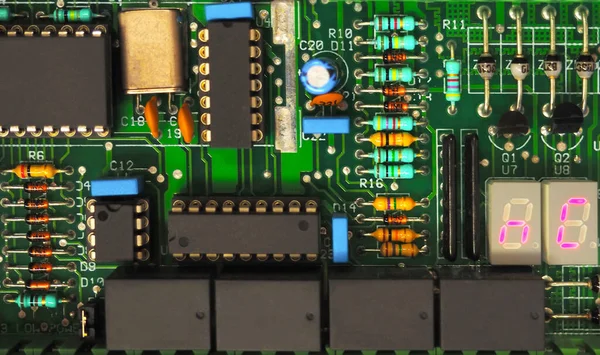 Elektronik devre kartı PCB 'nin bileşenleri: mikroçip, işlemci, entegre devreler, kapasitörler, dirençler ve elektronik bağlantılar. Yüksek kaliteli makro fotoğrafçılık.