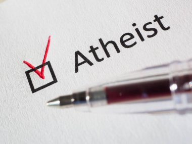 Sorum var. Kırmızı kalem ve beyaz kağıtta işaretli AtheIST yazılıydı. Yakın plan arkaplan. Yüksek kaliteli makro fotoğrafçılık.