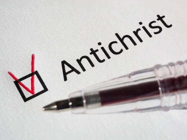 Ερωτηματολόγιο Κόκκινη Πένα Και Επιγραφή Antichrist Σημάδι Ελέγχου Στο Λευκό — Φωτογραφία Αρχείου