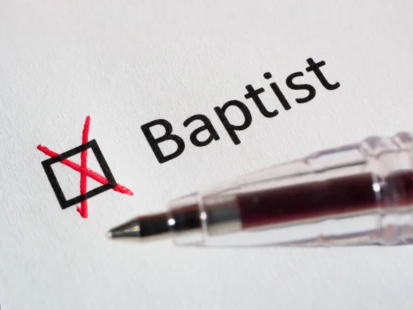 Sorum var. Kırmızı kalem ve beyaz kağıtta işaretli BAPTIST yazıları. Yakın plan arkaplan. Yüksek kaliteli makro fotoğrafçılık.