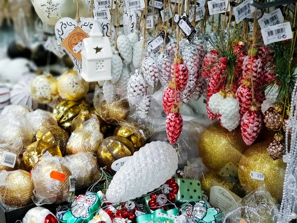 RAK, ESTONIA, ARALIK 01, 2018: Noel süsleri dükkanı. Birçok farklı renkte Noel oyuncakları ve dekorasyonlar mağaza raflarında satılıktır. Yeni yıl dekorasyon fikirleri kavramı.