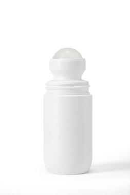 Beyaz arka planda, terleme önleyici deodorant için açılmış beyaz plastik bir şişe. Abartmadan. Dondurulmuş yuvarlak top. Kozmetik ambalaj malzemeleri, kavanozlar. Ürün tasarımı ve ambalajı için etiketsiz boş maket.