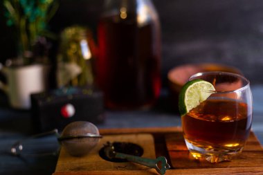 Kaliteli arka planda siyah çay, sıcak bir gün için, organik ve şişeli.