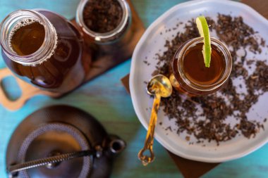 Kaliteli arka planda siyah çay, sıcak bir gün için, organik ve şişeli.
