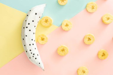 , Pembe arka planda beyaz renkli muz kabukları, kapsama konsepti sanatı