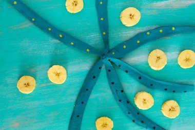 Pembe arkaplanlı beyaz muz, kapsama sanatı konsepti