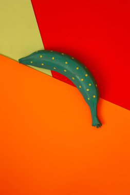 turuncu üzerine renkli muzlar, mavi karton