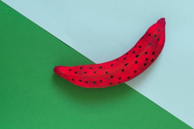 Mor arka planda gülümseyen yüz şeklinde iki armut olan yeşil muz.