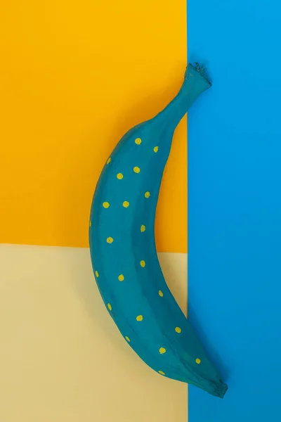 Farbige Bananen Auf Orangefarbenem Blauem Karton — Stockfoto