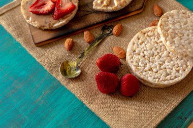 Pirinç kurabiyeleri, diyet için badem kremalı ve çilekli..