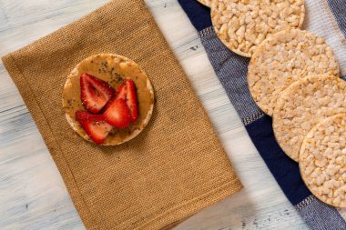 Pirinç kurabiyeleri, diyet için badem kremalı ve çilekli..