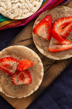 Pirinç kurabiyeleri, diyet için badem kremalı ve çilekli..