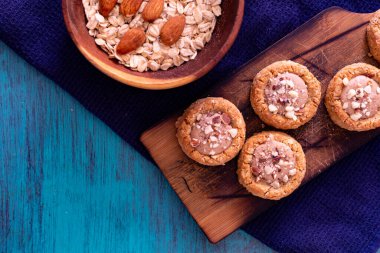 Yüksek yağlı, besleyici ve organik bir diyet için tereyağlı bademli kurabiye..