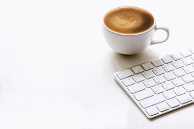 kahve ve beyaz klavye kopya alanı ile beyaz tabloda fincan