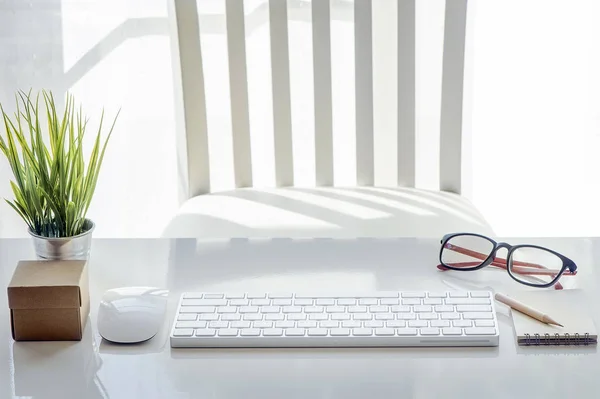 Ratón Nota Blanco Lápiz Teclado Blanco Anteojos Planta Interior Mesa — Foto de Stock