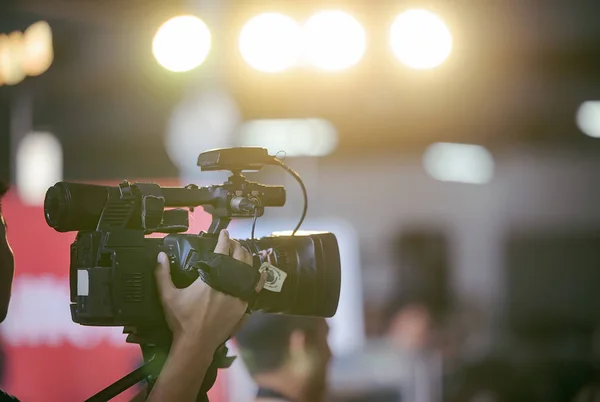 Video kamera operatörü kapalı Event'de onun ekipman ile çalışma. 